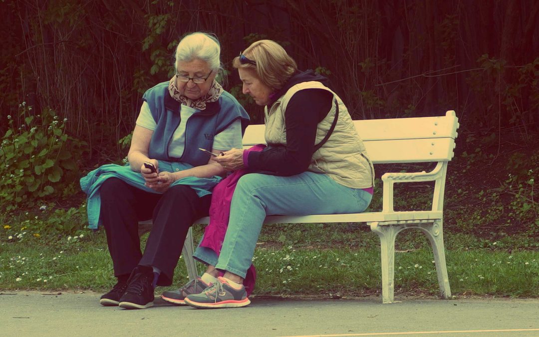 pensioners-with-mobile-phone